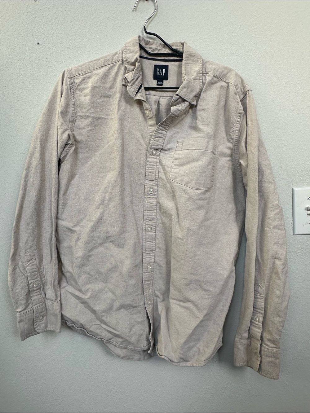 GAP Men’s Long-Sleeve Button-Down Shirt in Light Taupe